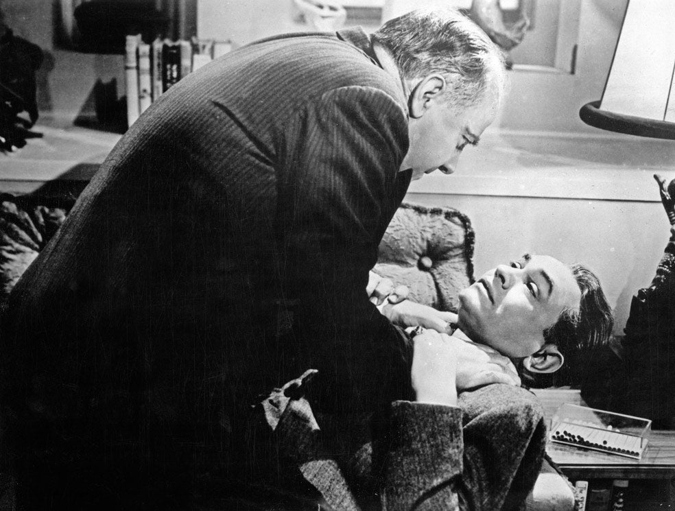 El protagonista sufre a la agresión de un energúmeno que se abalanza sobre él dispuesto a estrangularlo. Comienza entonces un turbulento melodrama que lo atrapa.