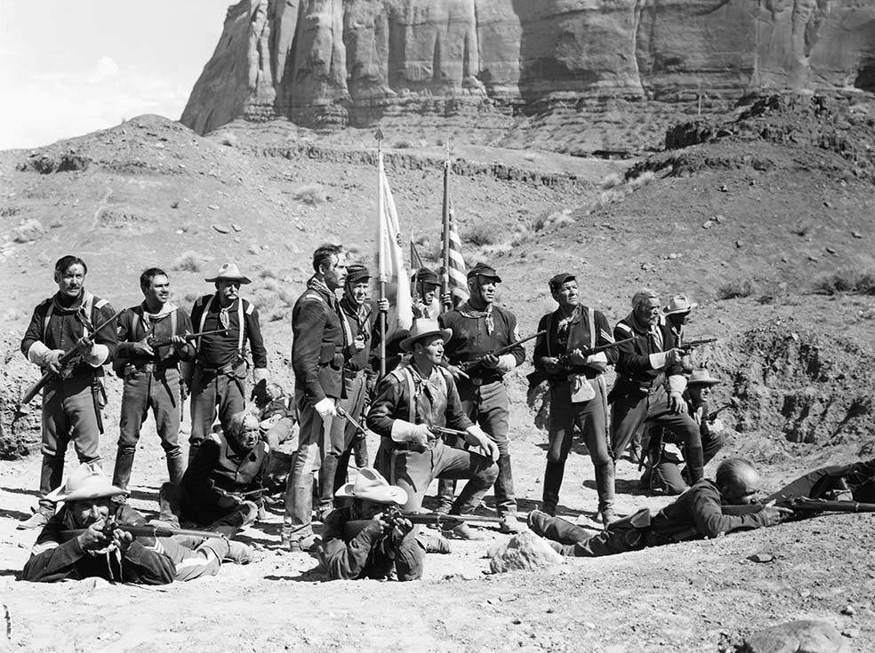 La batalla final, que evoca la derrota del 7º de caballería en Little Big Horn, está montada con enorme sentido épico. Toda la película rebosa amor a la milicia, una especie de familia unida por vínculos más fuertes que la sangre.
