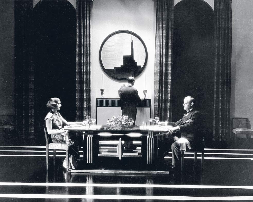 Hoteles de lujo y pisos de millonarios son escenarios ideales de lo déco. El cine globalizó su glamour. Aquí Greta Garbo en una escena de El beso, de 1929.