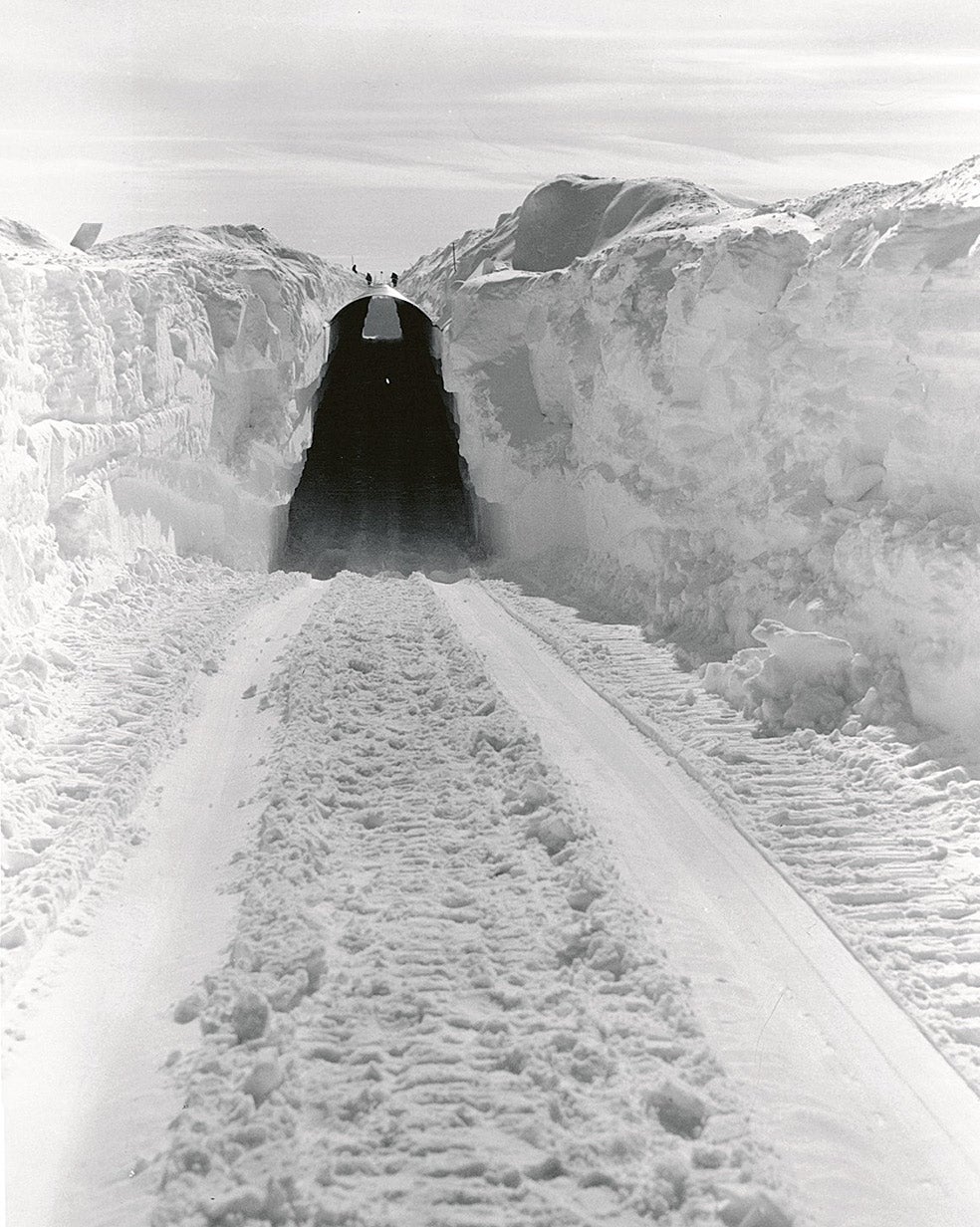 La foto fue tomada por el propio Ejército americano y muestra la construcción de la base militar en el año 1959. Durante la Guerra Fría, el Ártico fue un lugar codiciado: era la ruta más corta entre Estados Unidos y la URSS.