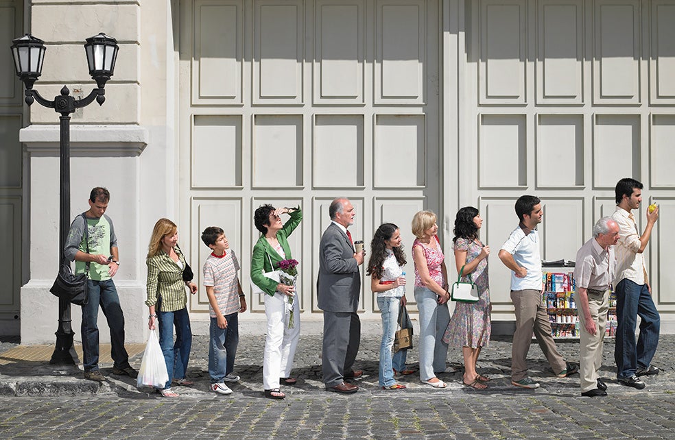 Psicológicamente, los principios de conformidad y competencia nos llevan a imitar el comportamiento de otros, aunque no esté clara la razón.