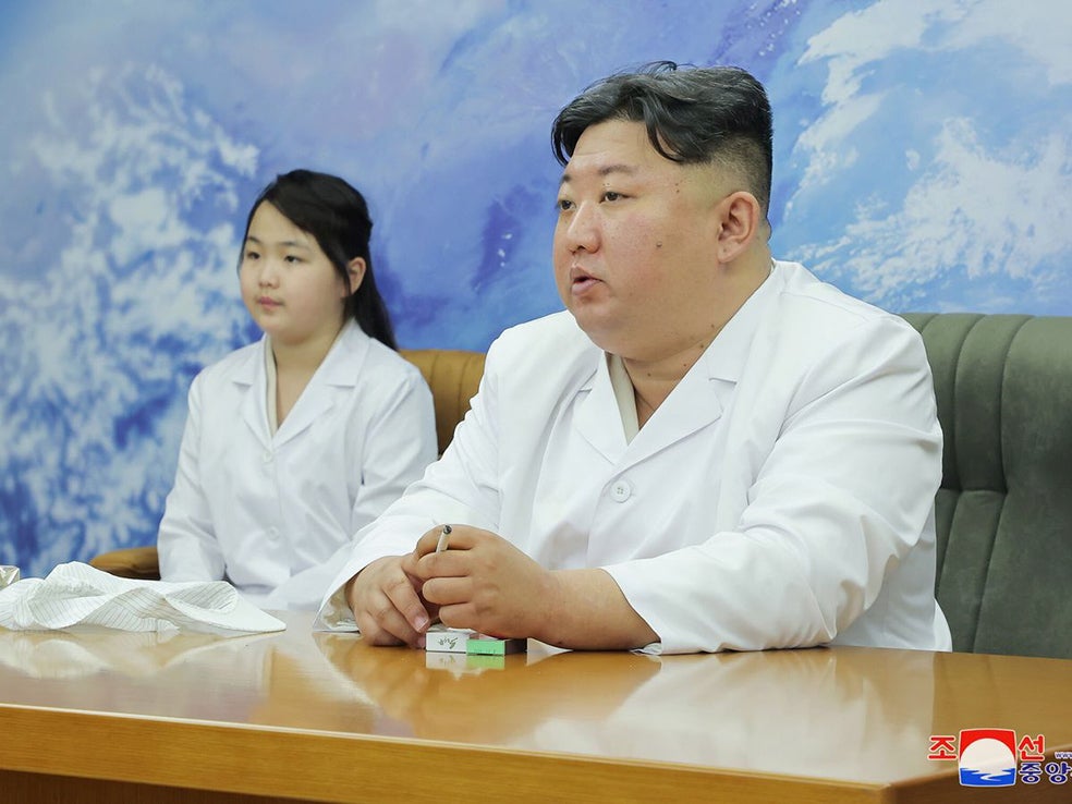Kim Jong-un con su hija, Kim Ju-ae, durante una visita para inspeccionar un satélite de reconocimiento militar en mayo de 2023.