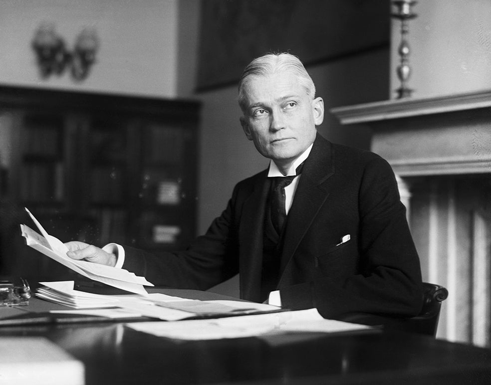 Hiram Bingham en su despacho de Connecticut, tras jurar en 1924 su cargo de senador como sucesor del difunto Frank Bosworth Brandegee, que acababa de suicidarse.