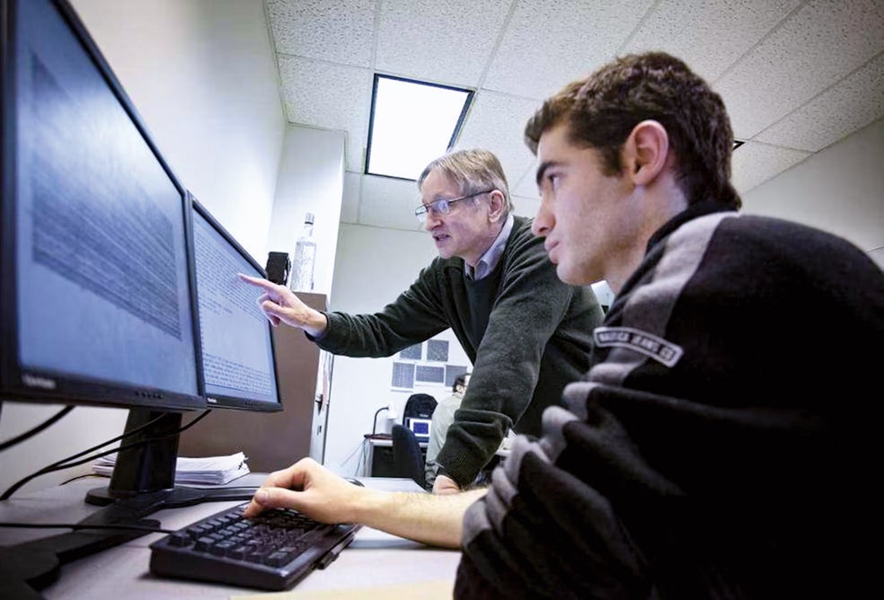 Sutskever con Geoffrey Hinton, el 'padrino de la inteligencia artificial', cuando era su alumno en la Universidad de Toronto. El profesor recuerda que destacaba porque era especialmente rápido desarrollando código y era capaz de hacer siempre las preguntas adecuadas.