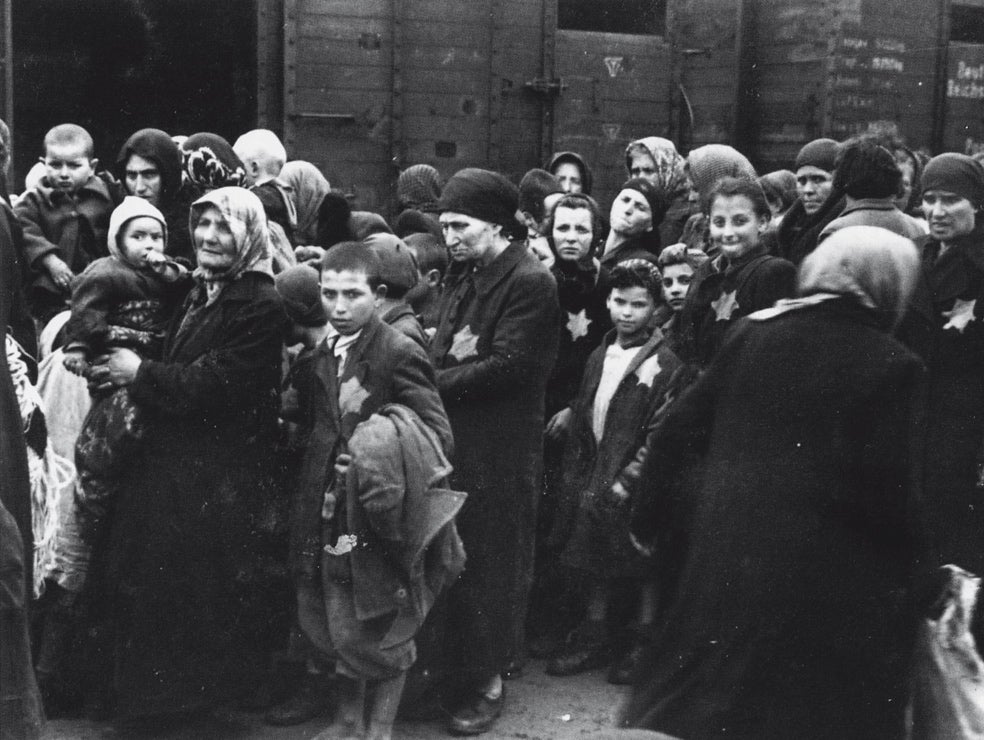 Rosenberg fue uno de los impulsores de la 'solución final', que llevó a las cámaras de gas a millones de judíos. Los de la imagen son recién llegados al campo de exterminio de Auschwitz.