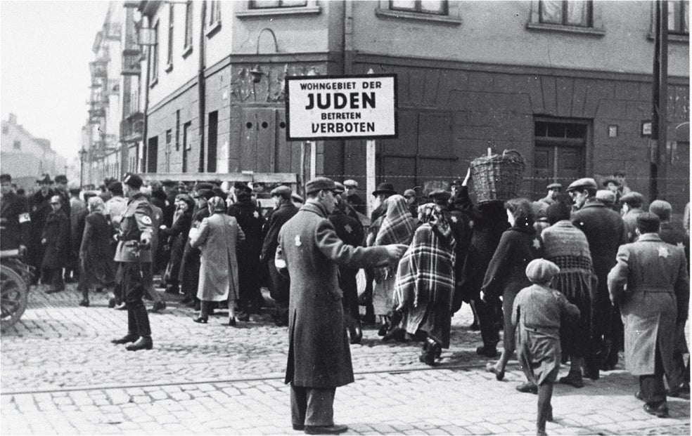 En 1928 Rosenberg publicó El mito del siglo XX, el libro donde habla de jerarquía racial, germanización... y del cristianismo sin ningún tipo de conexión judía en sus raíces. Su antisemitismo era feroz.