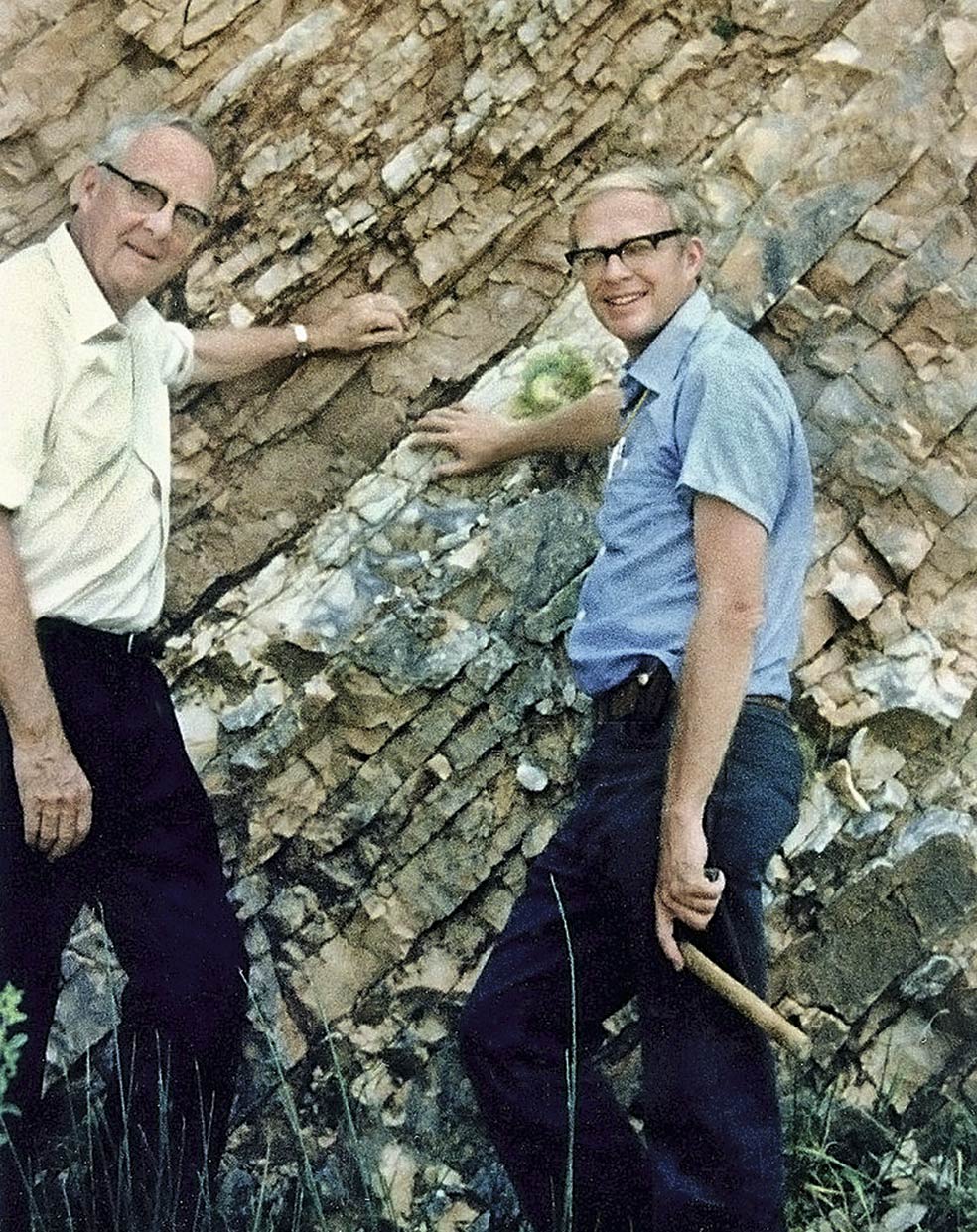 Ambos, padre e hijo, fueron los primeros en defender la teoría del meteorito. La existencia del cráter en el Yucatán, cuya formacion coincidiera con el impacto del meteorito y la extinción de los dinosaurios. Además las rocas sedimentarias de esa época, presentan una alta concentración de iridio, elemento químico frecuente en muchos asteroides y poco habitual en la Tierra.