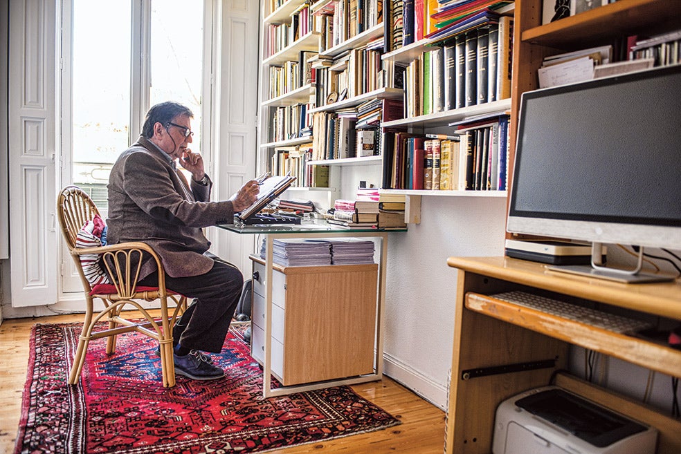 Luis Landero escribe a mano y en un atril: se lo recomendó el médico para combatir los problemas de cervicales. Hace correcciones con colores y luego pasa sus textos al ordenador. «Me encantan los objetos de papelería», cuenta.