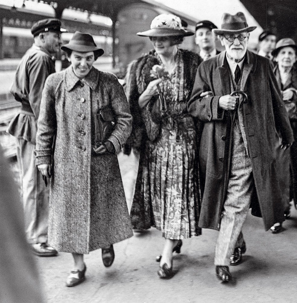 El momento en que Marie Bonaparte recoge a Freud y a su hija Anna tras escapar de los nazis.