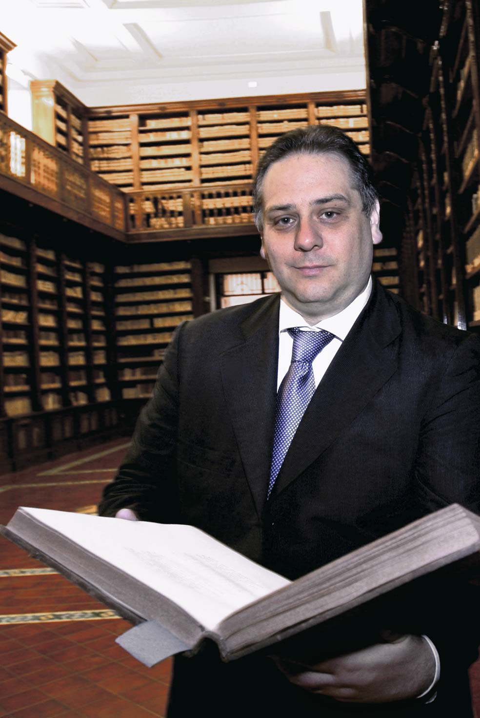 Marino Massimo De Caro fue director de la Biblioteca dei Girolamini, en Nápoles, gracias a su agenda política. Convenció al mundo de que había hallado un ejemplar único de El mensajero de las estrellas con acuarelas de la Luna pintadas por Galileo (como la de la anterior de este reportaje). Las había dibujado un compinche argentino.