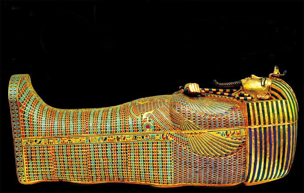 La momia de Tutankamón descansaba protegida por tres sarcófagos antropomorfos encajados unos sobre otros. Los ataúdes representaban el alma (Ba). La cabeza era el retrato idealizado del rey reproducido como el dios Osiris. El cuerpo, como el de un pájaro de colores, imitaba la forma alada que adoptaría el difunto en su ascensión a los cielos. Los dos sarcófagos exteriores eran de madera chapada en oro, y de oro macizo el del interior, dentro del cual estaba la momia, con la cabeza y los hombros cubiertos con su máscara dorada. Cerca del sarcófago se hallaban las vísceras momificadas extraídas durante el embalsamado, y varios objetos propios del rito funerario.