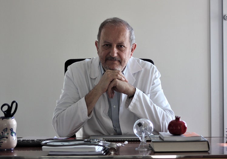 Nicolás Olea, catedrático de Radiología y Medicina Física de la Universidad de Granada, lleva tres décadas estudiando los efectos que las sustancias químicas que nos rodean tienen en nuestro organismo, sobre todo en el sistema endocrino. Ha publicado más de 320 artículos.