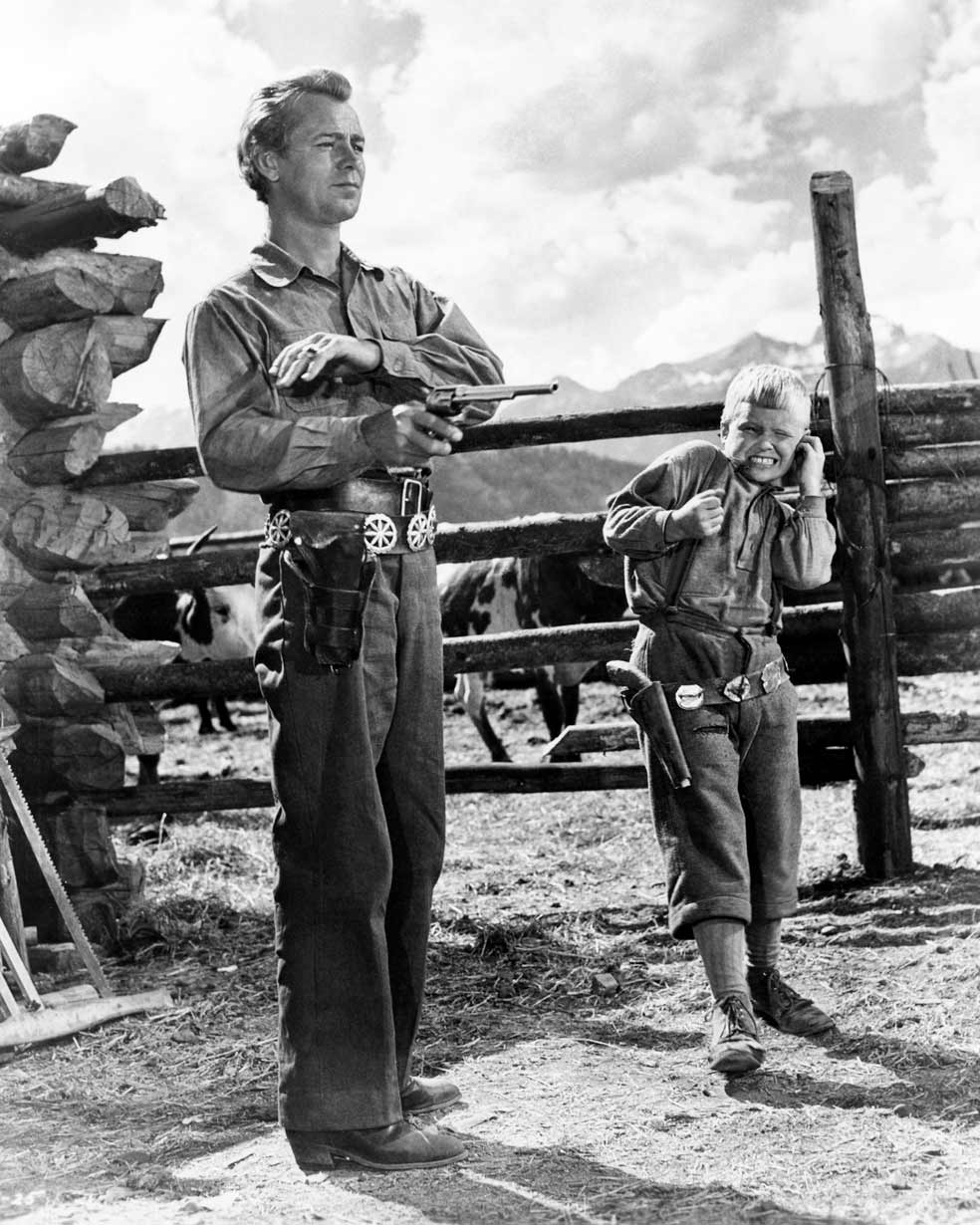 Brandon de Wilde interpreta al hijo de los granjeros, un chiquillo obnubilado por el pistolero. Su interpretación es auténtica, antológica y emocionante. Sus gritos tras el tiroteo final quedan vibrando en nuestra alma de por vida.