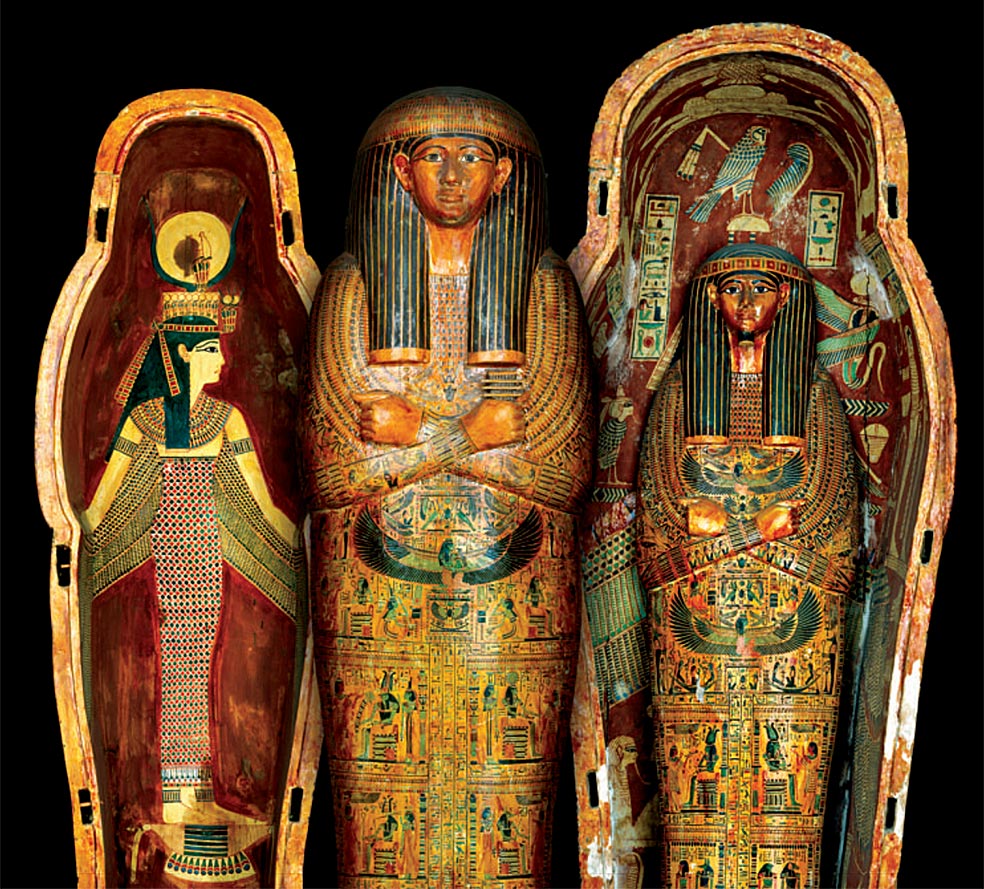 Los sarcófagos de Pakhar, de la XXI Dinastía (De 1070 a 945 a.C) incluían jeroglíficos con virtudes mágicas para proteger a sus ocupantes de los peligros del más allá. Los textos comenzaban a la altura de los ojos de la momia para que pudiera leer las fórmulas mágicas que la salvarían de los riesgos del mundo inferior.