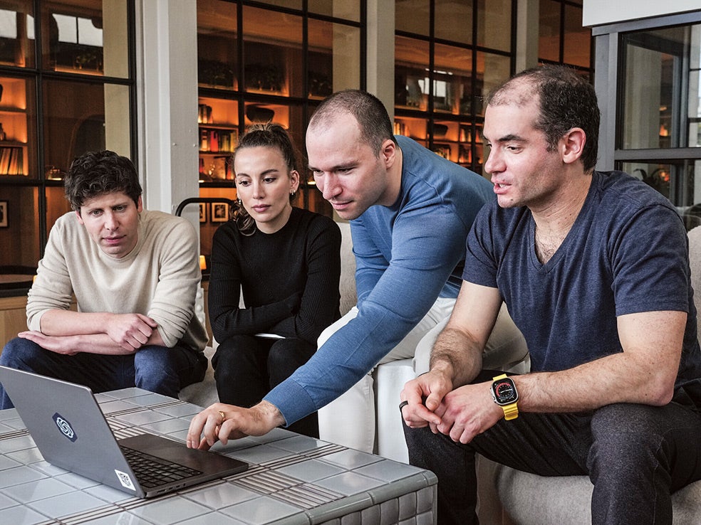 Ilya Sutskever con sus socios en OpenAI, Sam Altman, Mira Murati y Greg Brockman. «La informática –dice Sutskever– no es tan complicada como la física cuántica. Aquí hay mucha gente trabajando y enseguida puedes aportar algo; de ahí que se produzcan avances tecnológicos espectaculares».