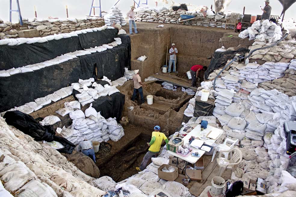 Imagen de la necrópolis en la que podría haber más de un centenar de tumbas y cuya exploración tiene que hacer frente a periódicas inundaciones.