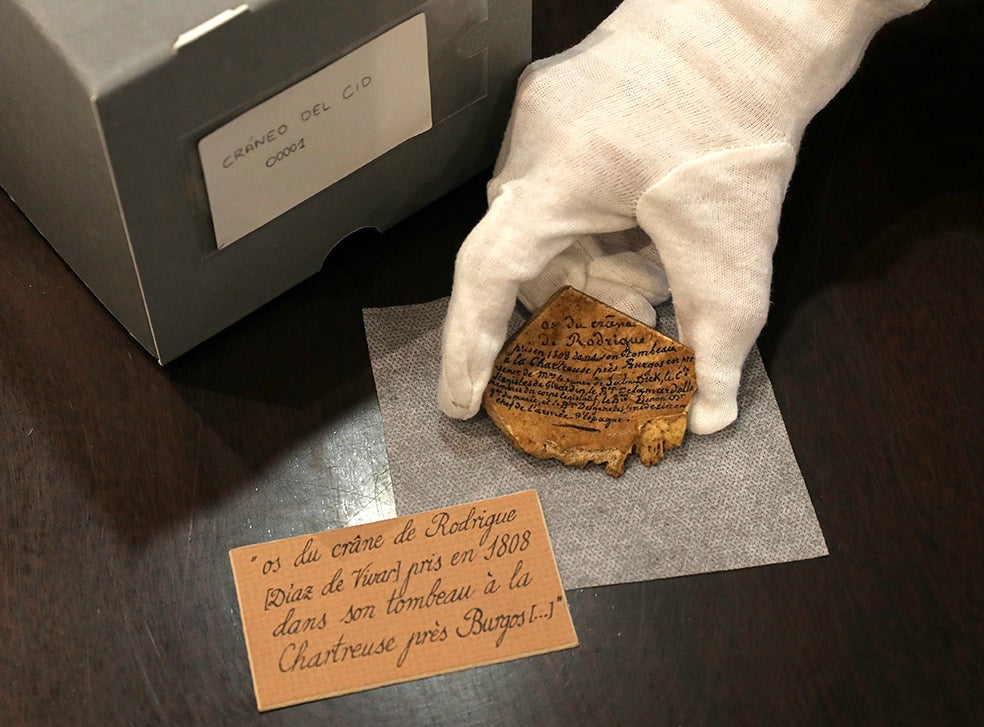 Este es el hueso del cráneo del Cid que conserva la Real Academia Española. Tal y como relatan las tres cartas inéditas del novelista Camilo José Cela, sus huesos fueron expoliados por los franceses y uno de ellos acabó en manos de la pintora Thora Dardel-Hamilton. Gracias a la amistad de Cela con Beppo Abdul-Wahab, pintora inglesa e íntima de Thora, sucedió el retorno del hueso a la Academia. Algo que se produjo sin ningún tipo de recompensa a cambio.