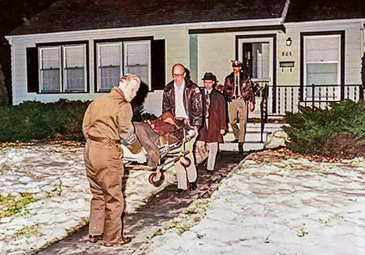 Imagen principal - ... Y Mr. Hyde. Rader era un asesino metódico. A sus crímenes los llamaba 'proyectos', y las víctimas casi siempre eran mujeres blancas de cualquier edad. Solo una vez sus planes fallaron, cuando entró en casa de una familia hispana pensando que estarían madre e hija, pero se encontró también al padre y a otro hijo varón. Los mató a todos.