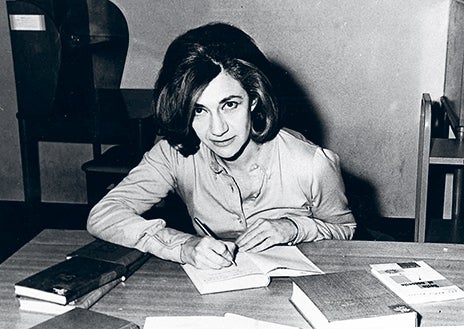 Imagen secundaria 1 - La madurez. Por su frágil salud, su infancia la pasó con su abuela en Mansilla de la Sierra (La Rioja), adonde volvía mucho. En la imagen de arriba, en un bosque a las afueras del pueblo durante el rodaje de un programa para TVE. Abajo, firmando un ejemplar de una de sus novelas y a la derecha, con su hermana Conchita cuando Ana María apenas tenía un año de edad.