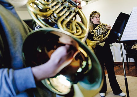 Imagen secundaria 1 - 30 años de éxito. En más de tres décadas, la escuela ha formado a casi mil músicos y nutrido a gran parte de las orquestas de nuestro país. El 91 por ciento de los egresados tiene trabajo. Las muchas salas de ensayo están abiertas para los estudiantes de 8 a 24 cada día.