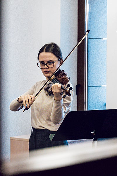 Imagen secundaria 2 - 30 años de éxito. En más de tres décadas, la escuela ha formado a casi mil músicos y nutrido a gran parte de las orquestas de nuestro país. El 91 por ciento de los egresados tiene trabajo. Las muchas salas de ensayo están abiertas para los estudiantes de 8 a 24 cada día.