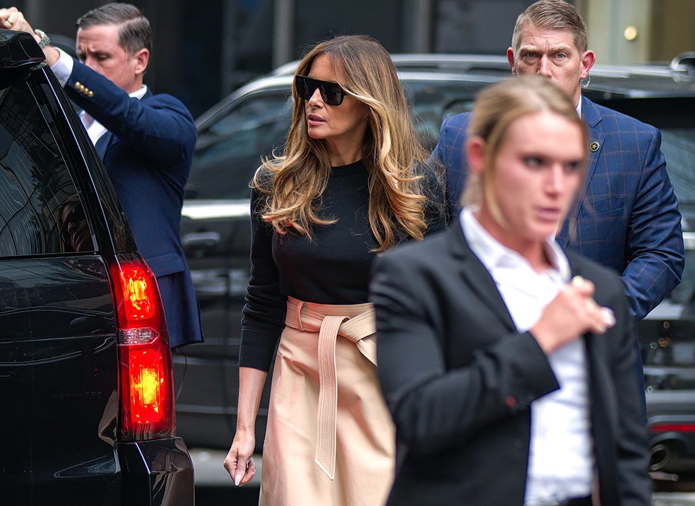 El pasado mes de junio, Trump se enteró de que había sido acusado por segunda vez por pagos a la actriz porno Stormy Daniels mientras estaba en su club de golf en Bedminster, en Nueva Jersey. Al mismo tiempo ella fue vista entrando en la Torre Trump en Manhattan, situada a 90 minutos en coche de ese mismo club.