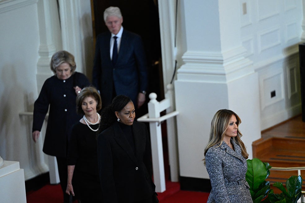 Melania Trump asiste al funeral de Rosalynn Carter, junto a otras antiguas primeras damas como Hillary Clinton, Laura Bush y Michelle Obama. Los medios han interpretado que este evento, que tuvo lugar en noviembre, fue una señal de su vuelta a los ruedos.