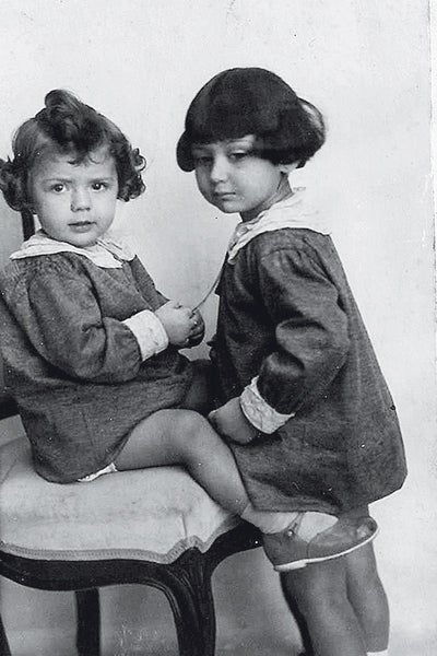 Imagen secundaria 2 - La madurez. Por su frágil salud, su infancia la pasó con su abuela en Mansilla de la Sierra (La Rioja), adonde volvía mucho. En la imagen de arriba, en un bosque a las afueras del pueblo durante el rodaje de un programa para TVE. Abajo, firmando un ejemplar de una de sus novelas y a la derecha, con su hermana Conchita cuando Ana María apenas tenía un año de edad.