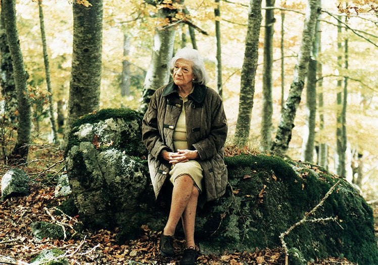 Imagen principal - La madurez. Por su frágil salud, su infancia la pasó con su abuela en Mansilla de la Sierra (La Rioja), adonde volvía mucho. En la imagen de arriba, en un bosque a las afueras del pueblo durante el rodaje de un programa para TVE. Abajo, firmando un ejemplar de una de sus novelas y a la derecha, con su hermana Conchita cuando Ana María apenas tenía un año de edad.