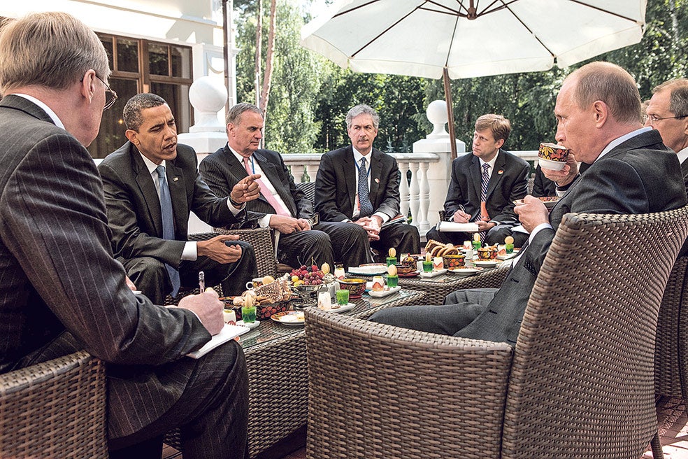 A lo largo de 32 años, Burns ha servido a todos los presidentes, menos a Trump. Durante el mandato de Obama (en la foto, en un encuentro con Putin) entabló una relación con Biden... por oposición. Ya presidente, Biden lo nombró, de hecho, cuando Burns estaba retirado de la carrera diplomática. Desde entonces, el agente tiene pleno acceso a la Casa Blanca, y su presencia en la política exterior de Estados Unidos es más notable que la de ningún otro director de la CIA.