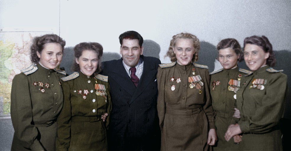 Litvyak y 4 compañeras distinguidas por el Comité de Mujeres Soviéticas. Al inicio ellas mismas se cosían sus uniformes con la seda de los paracaídas de alemanes capturados.