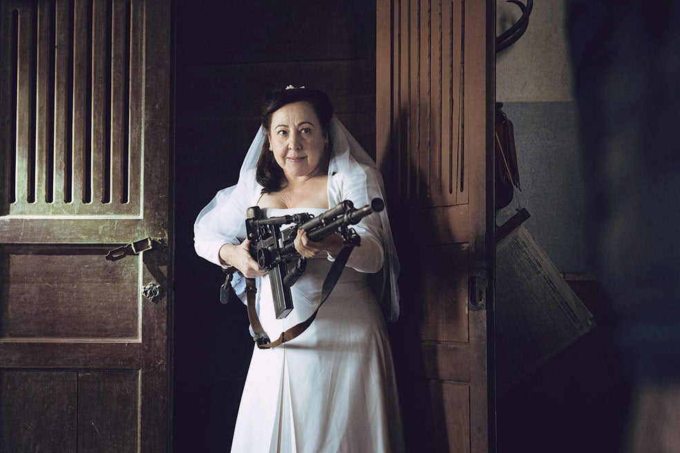 Tratamos demasiado bien a las mujeres es una comedia esperpéntica ambientada en la Operación Reconquista de España. En 1944, guerrilleros españoles cruzaron los Pirineos desde Francia en un intento de invasión frustrado en diez días por las tropas de Franco.