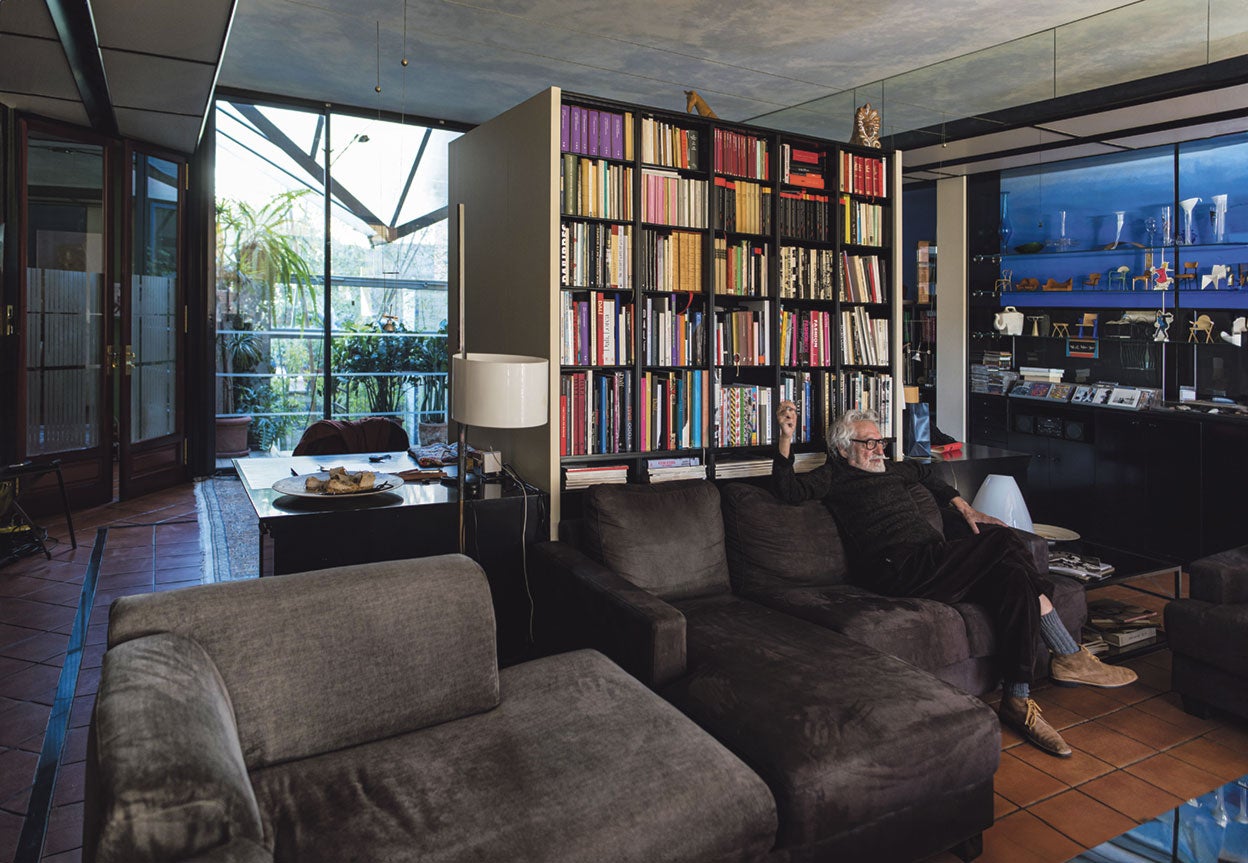 «Una de las cosas que aprendí de Dalí es que no hay que tener nunca segunda residencia. Esta es la única casa que tengo, no se me ocurre tener otra en el Ampurdán». Con Dalí viajaba siempre de hotel en hotel. «¡Es mucho más económico que tener tu propia casa!».