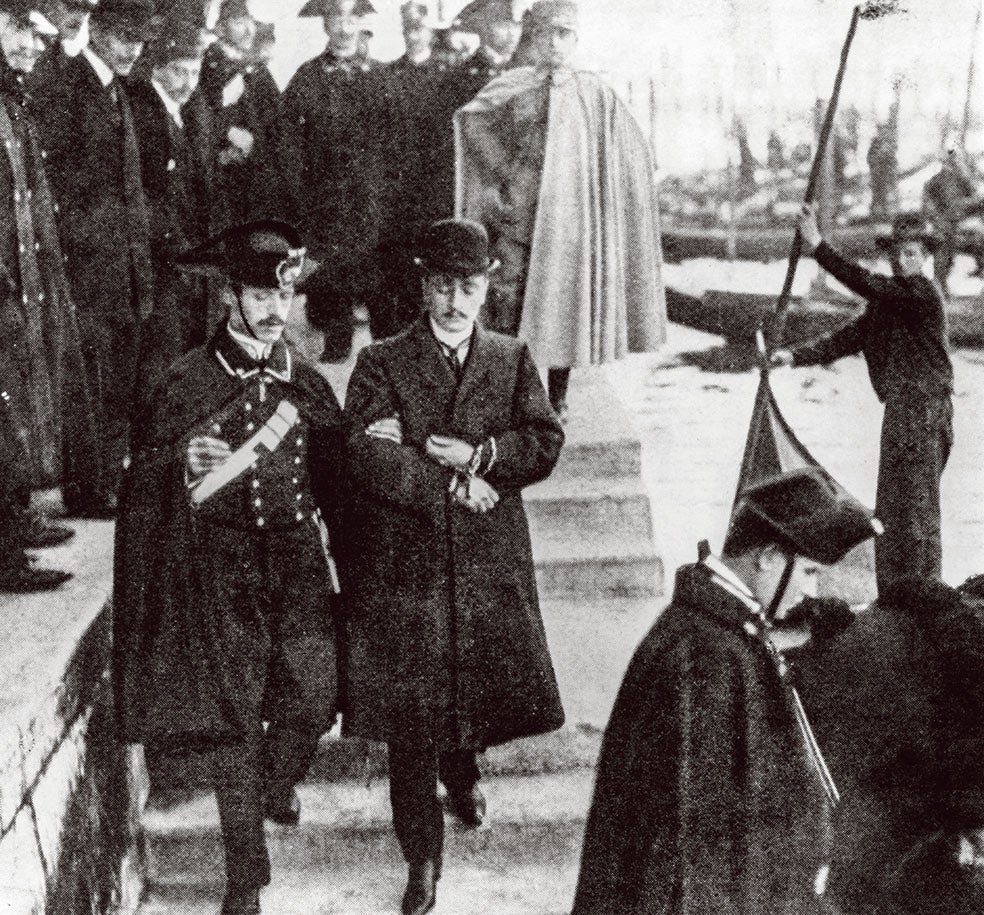 Naumov, acusado del asesinato del conde Kamarowsk, llega esposado a la corte de Venecia. La condesa (a la par que había empujado a Naumov a matar a su marido) había encargado a otro amante suyo, el abogado Donato Prilukov, que siguiera a Naumov con el fin de poder delatarlo después.