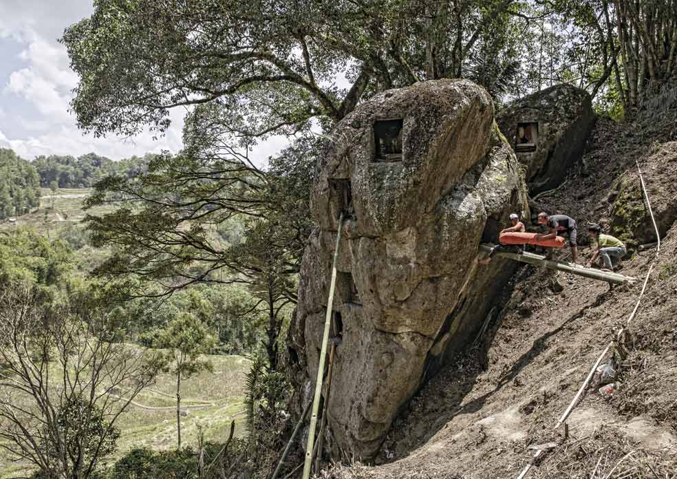 Los cadáveres se introducen en farallones rocosos. En el exterior se suele colocar un tau tau, una talla de madera que representa al difunto.