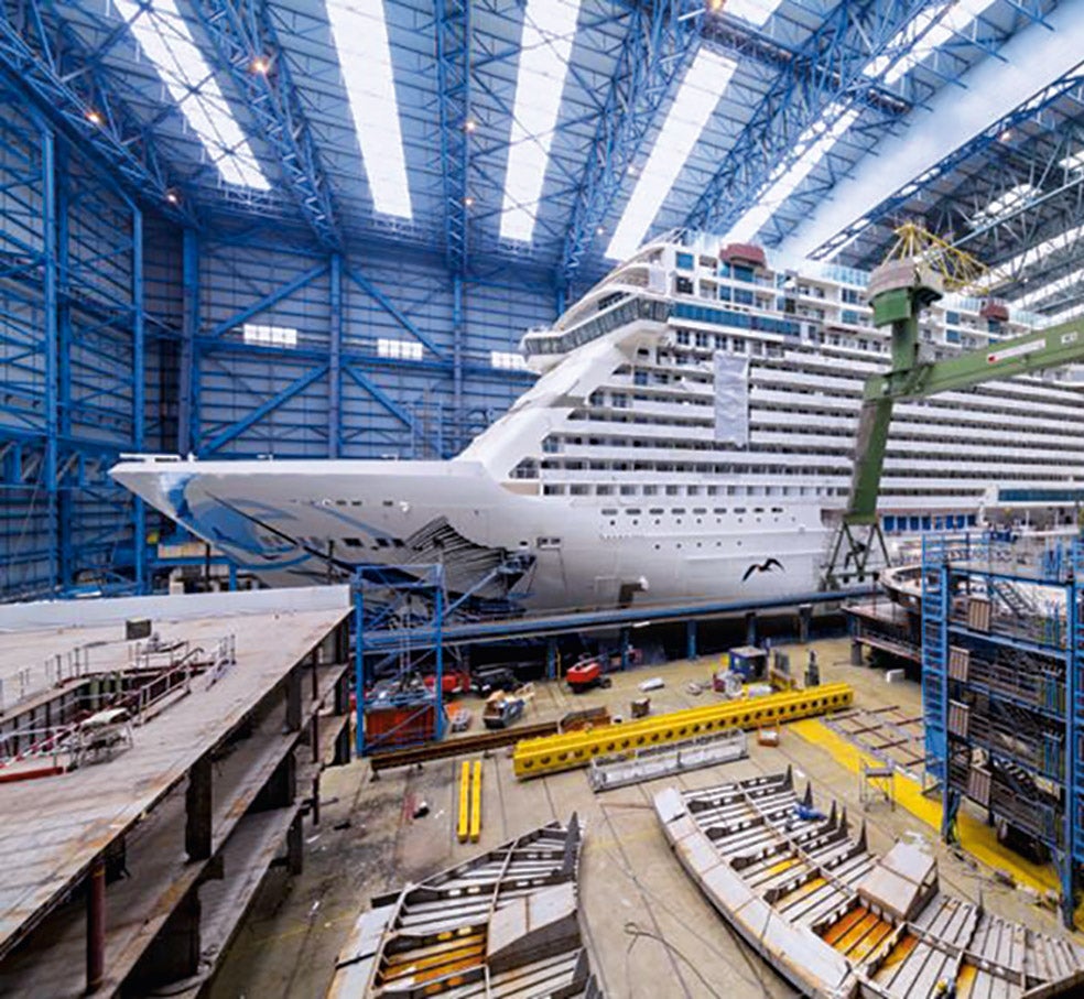 Los cruceros transportan sobre todo a turistas estadounidenses (más de 11 millones al año), arriban a más de 10.000 puertos repartidos por el mundo, pero se construyen sobre todo en Europa: Finlandia, Alemania, Italia y Francia tienen una prestigiosa tradición de astilleros especializados en estos colosos.