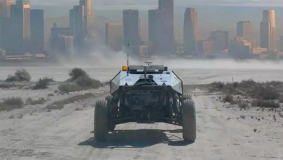 Una de la competiciones más legendarias de conducción autónoma es la DARPA Grand Challenge. Una prueba que se celebra desde 2004 y que consiste en una carrera de vehículos dirigidos por robots, organizada por la Agencia de Proyectos de Investigación Avanzados de Defensa (DARPA), responsable del desarrollo de nuevas tecnologías para uso militar del del gobierno de Estados Unidos.