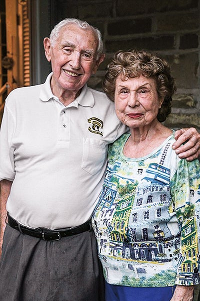 Imagen secundaria 2 - La peripecia de David. Tras la liberación de Auschwitz, David Wisnia se unió al Ejército americano. Regresó a Dachau y dejó registro del horror con fotos como la de la izquierda. En 1946 logró emigrar a Estados Unidos. Allí se nacionalizó (era polaco), se casó con Hope (derecha) y tuvo cuatro hijos.