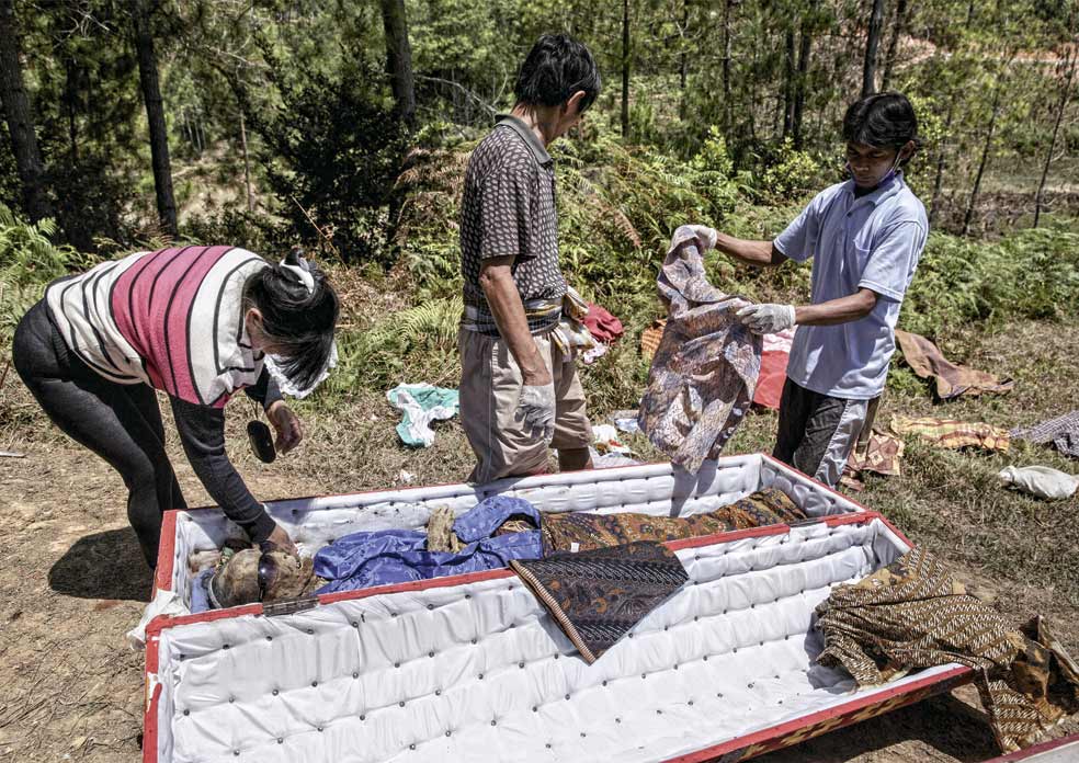 Los cadáveres son embalsamados y enterrados en elaborados ataúdes; la mayoría, con forma de animal. Si se deterioran, los reemplazan, al igual que las ropas del muerto.