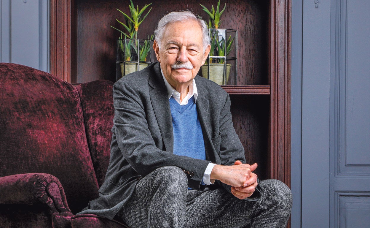 Eduardo Mendoza: «No tengo absolutamente nada en la cabeza. Escribo lo primero que se me ocurre»