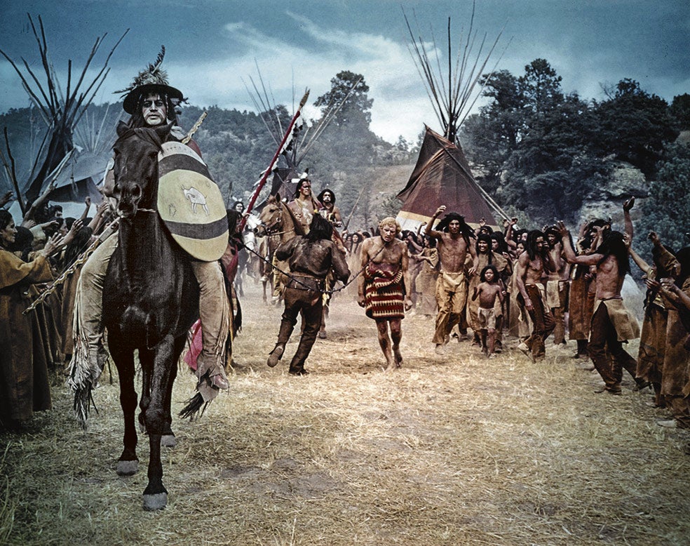 Cuando vivió en Nueva York, la escritora Dorothy M. Johnson añoraba tanto el mundo del Oeste que en vacaciones visitaba ranchos turísticos. Aquí, la escena de Un hombre llamado Caballo, una de sus creaciones.
