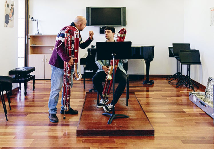 Imagen principal - 30 años de éxito. En más de tres décadas, la escuela ha formado a casi mil músicos y nutrido a gran parte de las orquestas de nuestro país. El 91 por ciento de los egresados tiene trabajo. Las muchas salas de ensayo están abiertas para los estudiantes de 8 a 24 cada día.