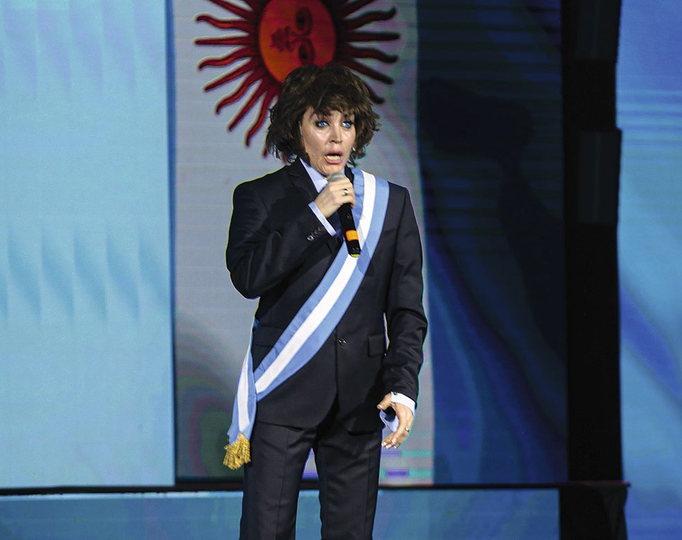 La actriz imita ahora en sus shows a Milei, para delirio de sus fans. Anteriormente, brillaba por sus imitaciones de Cristina Fernández de Kirchner, la expresidenta del país. Milei y Flórez se conocieron en la grabación del programa de Mirtha Legrand el 2 de diciembre de 2022 (en la imagen que abre este reportaje). Fátima no tardó en dejar a la que fuera su pareja durante 22 años, el productor teatral Norberto Marcos.