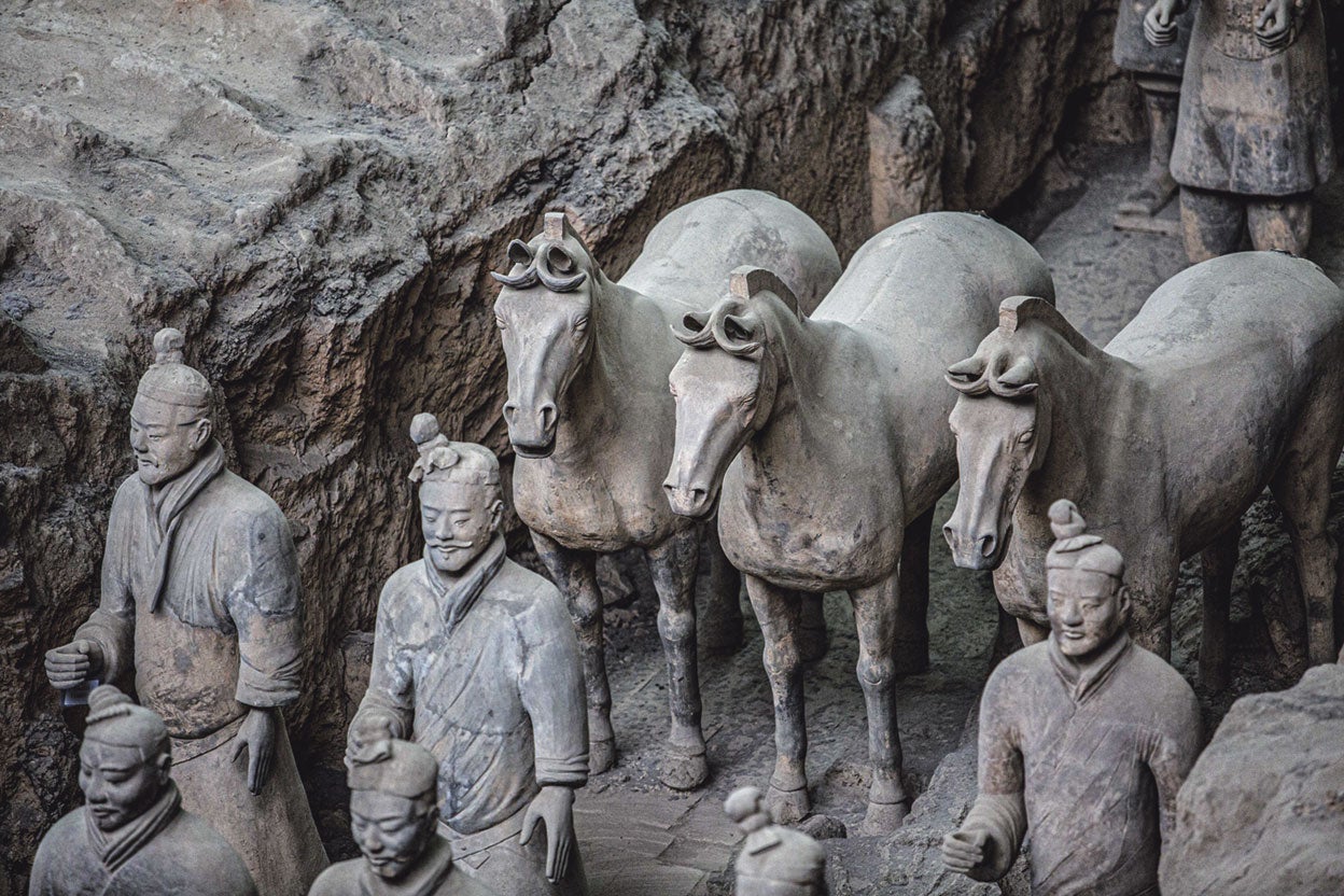 Con 230 metros de largo y 62 de ancho, la tumba contiene unas 6000 figuras en formación de combate para 'defender' la tumba del primer emperador de China (en la imagen que abre este reportaje). También hay forzudos, músicos, funcionarios y acróbatas, cuya sofisticación hace creer a los expertos que en la obra ayudaron artistas griegos.