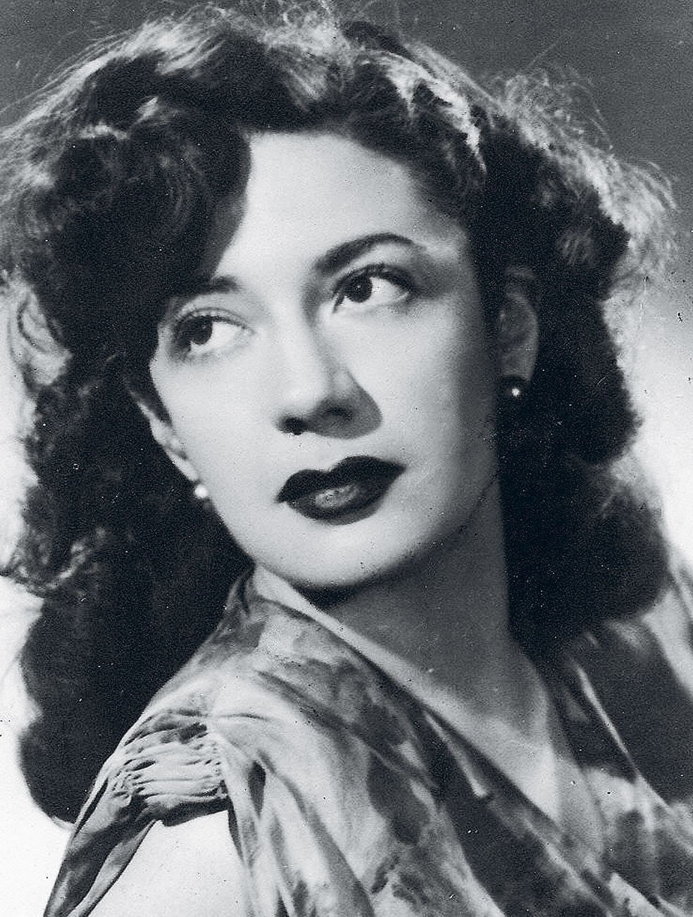 Escribe su primera novela –Pequeño teatro– a los 17 años, pero fue publicada 11 años más tarde. En 1949, Luciérnagas queda semifinalista del premio Nadal. La censura impide la publicación.