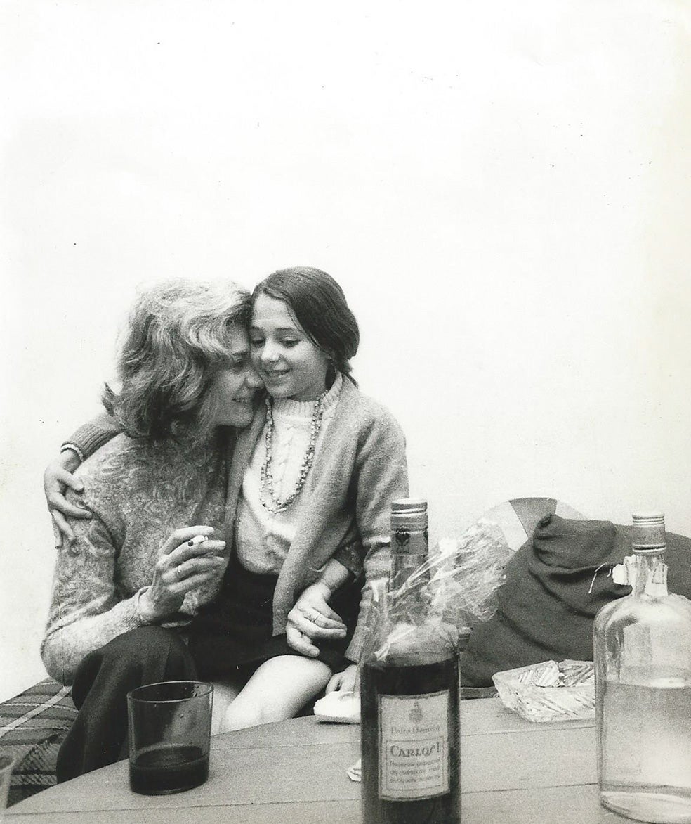 Ana María Matute nunca ocultó que bebía ni que pasó una etapa sumida en la depresión. En la imagen, con su sobrina Colita –la fotógrafa 'oficial' de la Gauche Divine– en su casa de Sitges.