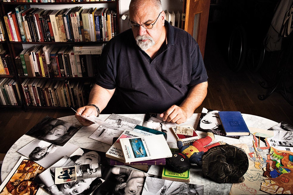 Juan Pablo Goicoechea ojea las cartas, las fotografías, los libros y los recuerdos de su madre en el ático barcelonés en el que la escritora vivió sus últimos 20 años.