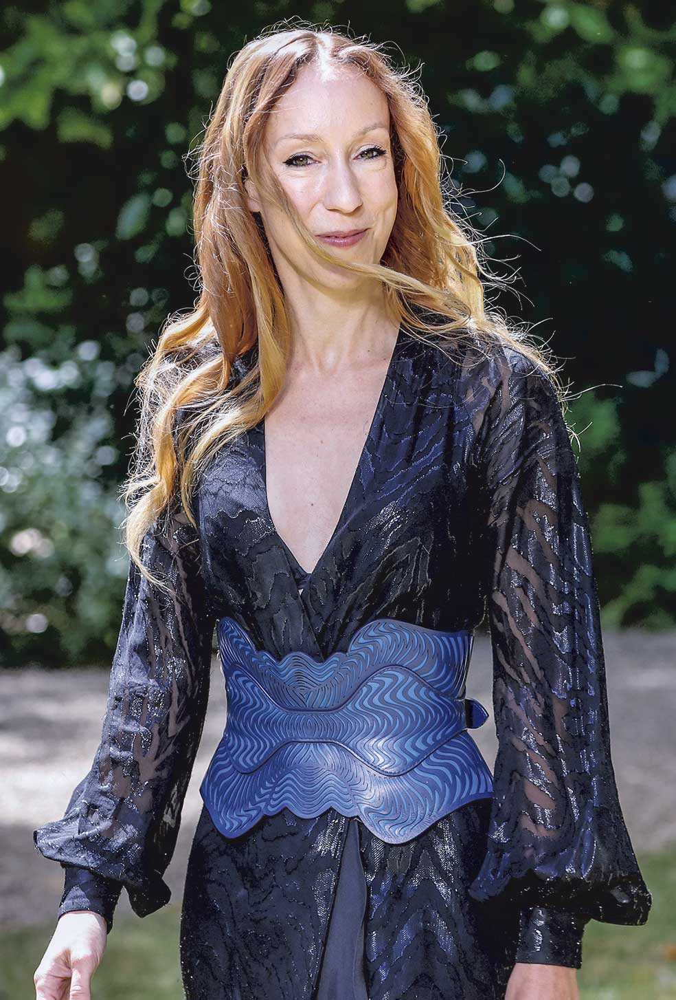 Iris van Herpen nació en 1984 en Wamel (Países Bajos) y fundó la marca que lleva su nombre en 2007. Es conocida por combinar materiales muy especiales para sus prendas e incluso por crear los suyos propios