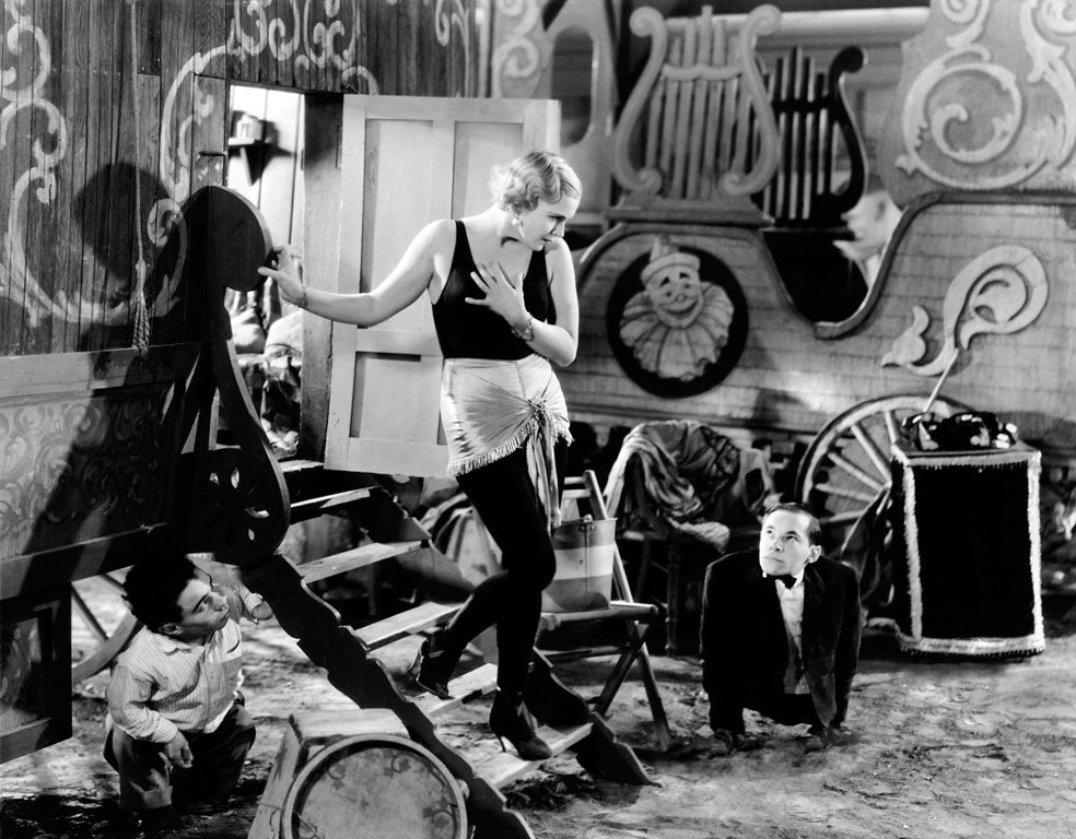 Tod Browning se enroló a los 16 años en una troupe circense de baja estofa. Y desde sus comienzos como cineasta había mostrado una predilección notoria por los personajes marginales, trastornados y deformes.