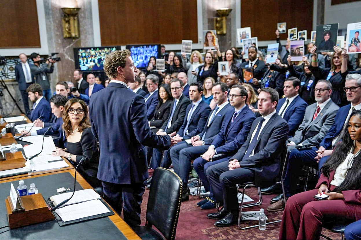 Mark Zuckerberg, CEO de Meta, se disculpó este miércoles ante las familias de los niños que han sufrido daños psicológicos y físicos por culpa de las redes sociales. Meta es la propietaria de Facebook, Instagram y WhatsApp. Lo hizo ante el comité judicial del Senado de EE. UU y aunque fue una frase 'neutra', es un hito histórico: «Nadie debería pasar por lo que ustedes han pasado», dijo, mirándolos de frente.